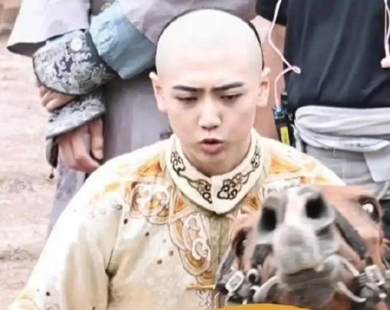 TheShy重返赛场，战术调整首场状态出色，SKT观众沸腾！的简单介绍